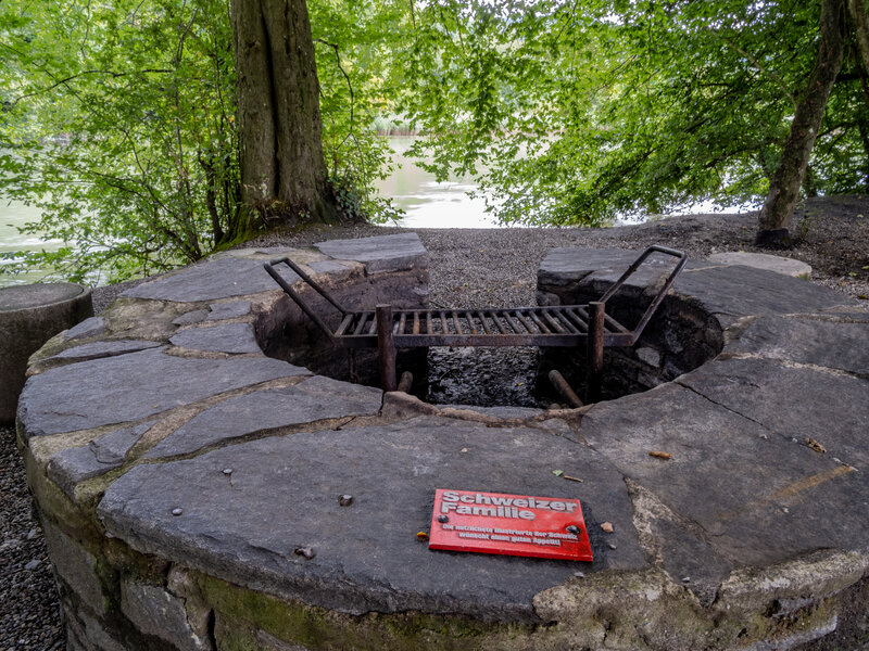 Schweizer Familie Feuerstelle